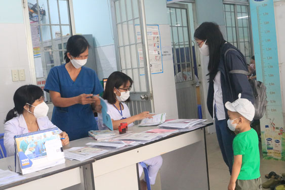 Trẻ chờ vắc-xin, vắc-xin nằm kho chờ thủ tục - Ảnh 1.