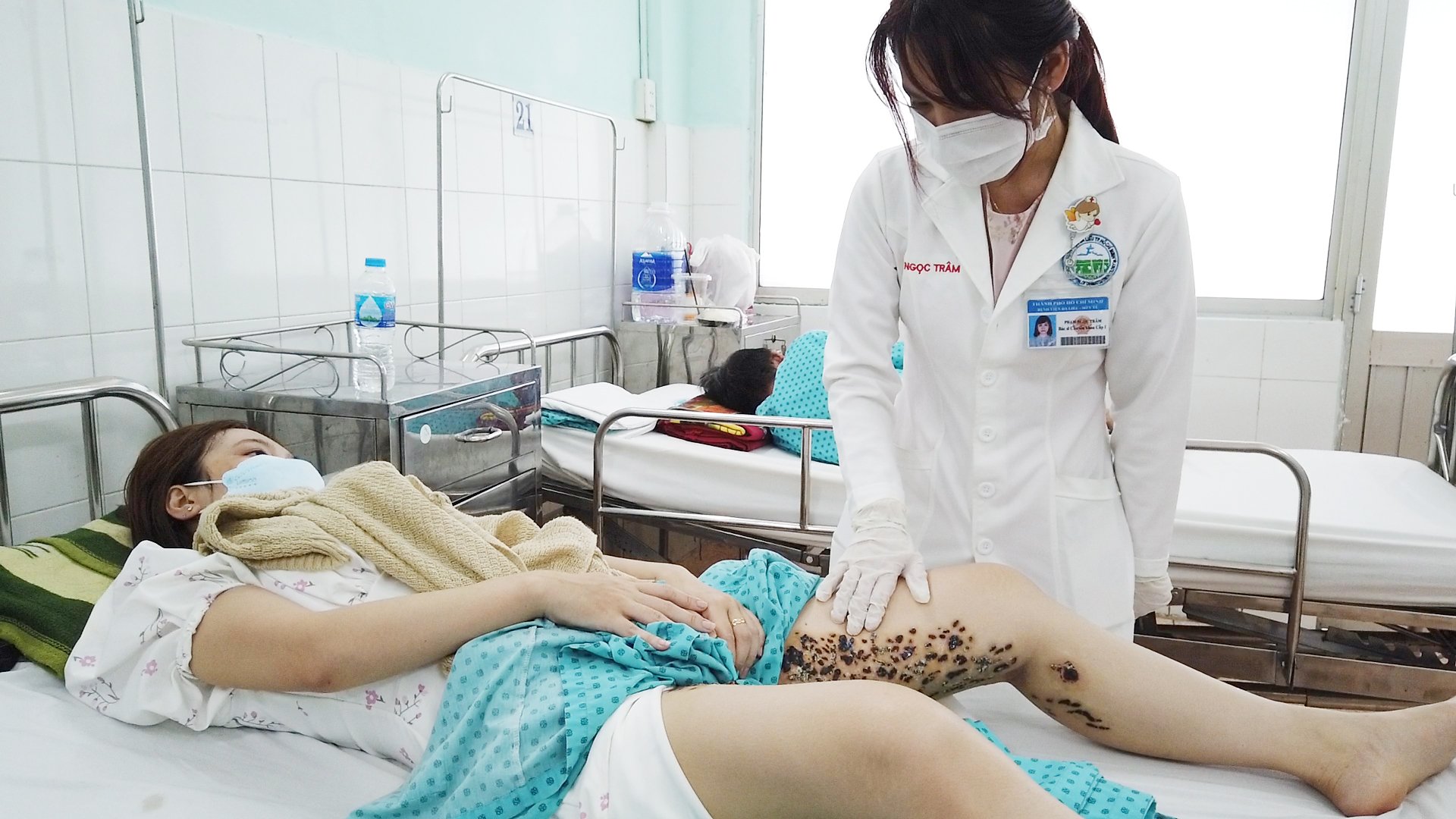 Tổ ong phá vùng đùi cô gái sau khi đốt điện tại spa - Ảnh 2. Tổ ong phá vùng đùi cô gái sau khi đốt điện tại spa - Ảnh 2.
