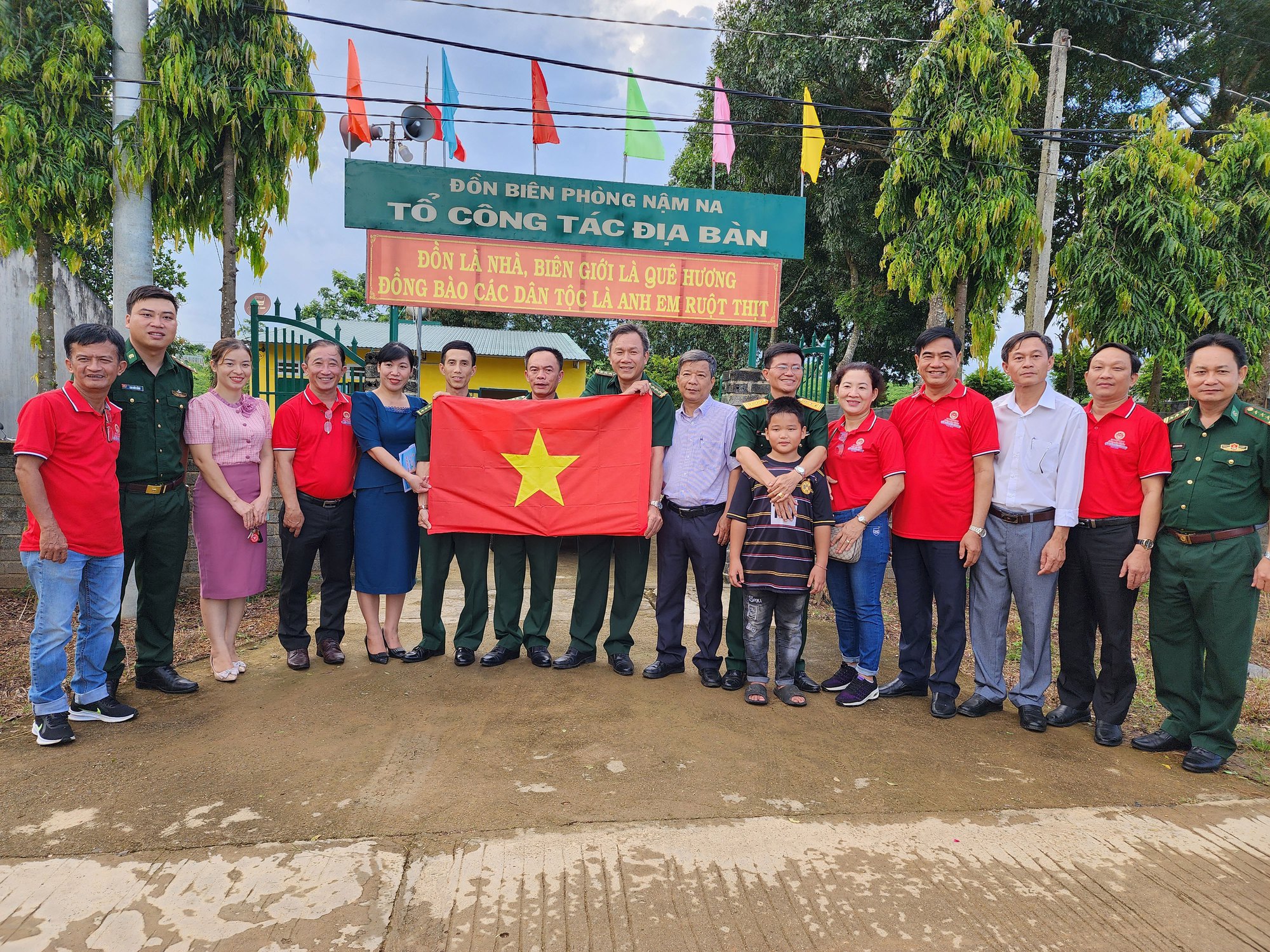 Hãy cùng chúng tôi đón nhận hình ảnh về quân dân Việt Nam, nơi mà tình đoàn kết và sự hợp tác quyền lực đem lại thành công và phát triển.
