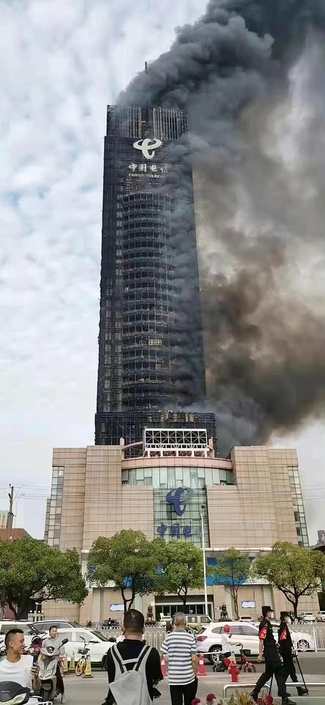 Hình ảnh tòa nhà 42 tầng cháy đen ở Trung Quốc - Báo Người lao động