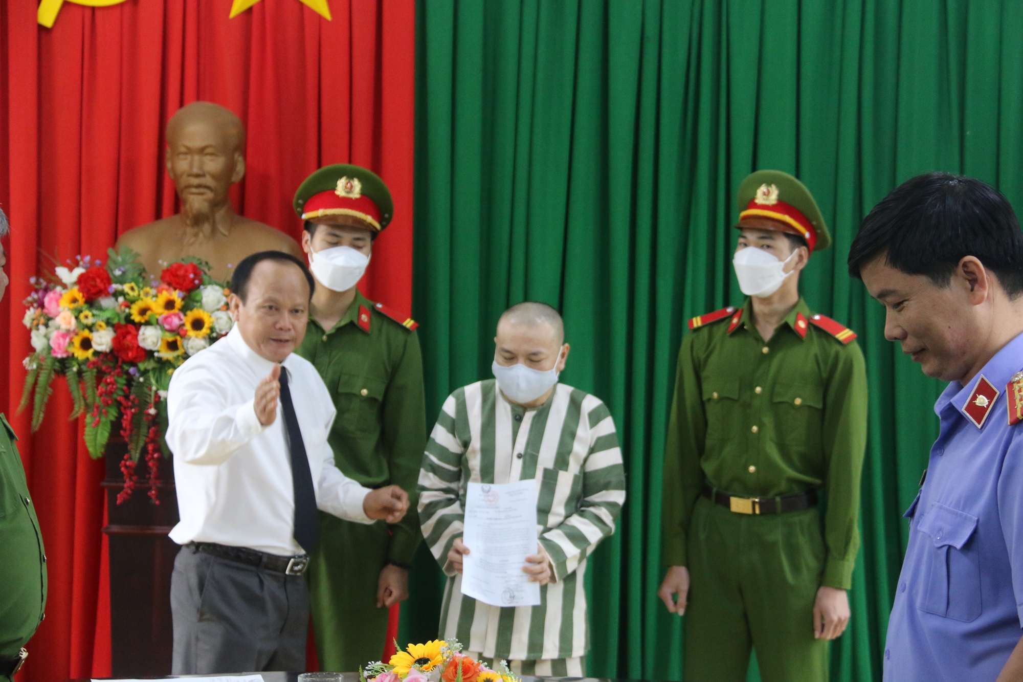 Tử tù Đặng Văn Hiến xúc động nghe quyết định giảm án của Chủ tịch nước - Ảnh 2.