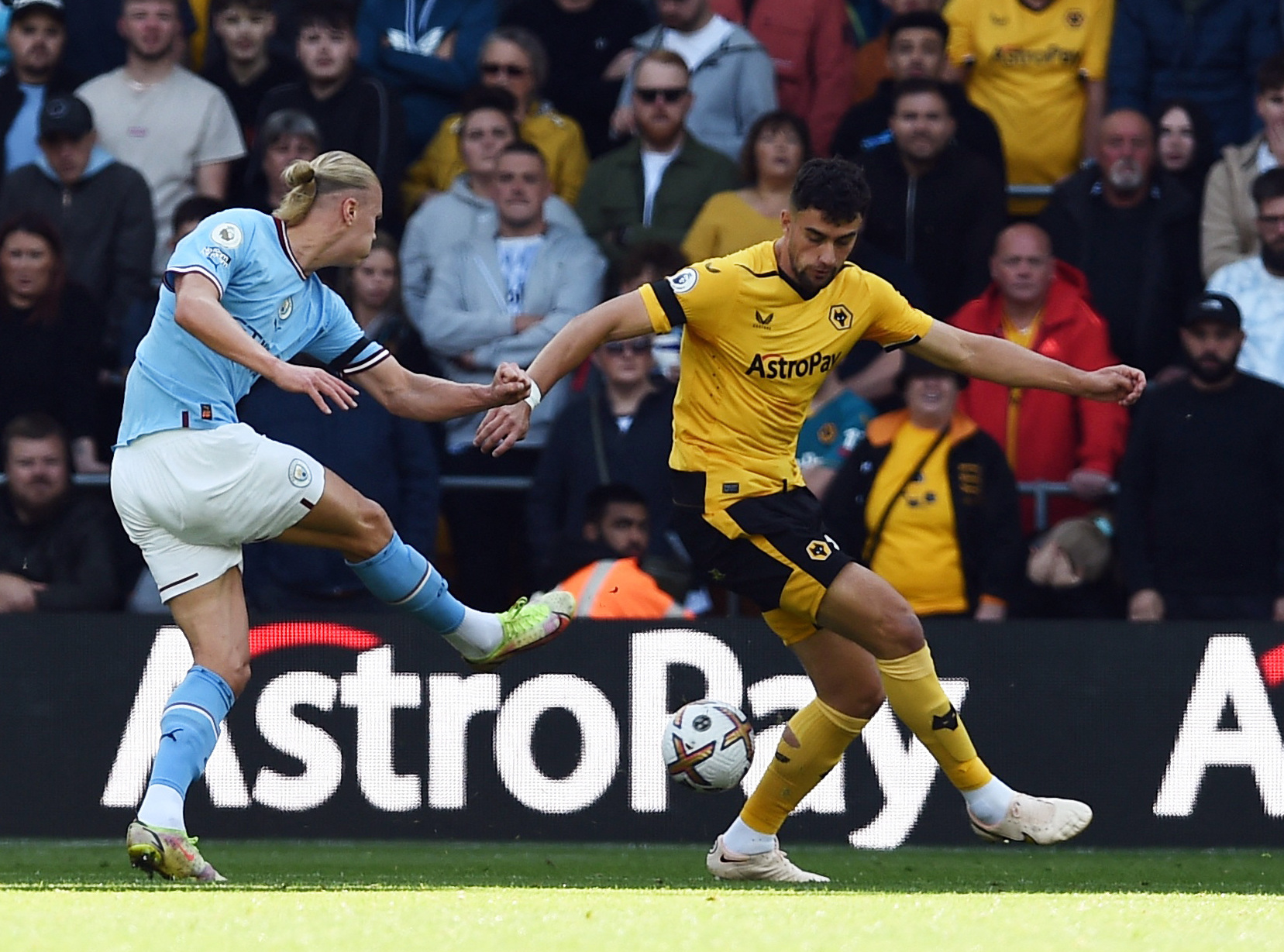 Haaland bùng nổ, Man City đánh bại Wolves, chiếm ngôi đầu Ngoại hạng Anh - Ảnh 3.