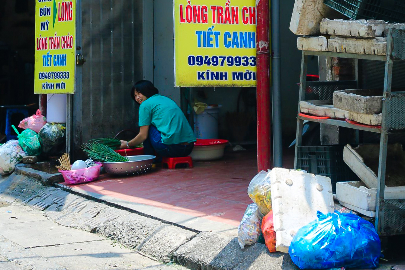 Tuyến phố kiểu mẫu đầu tiên ở Hà Nội ra sao sau 6 năm? - Ảnh 5.