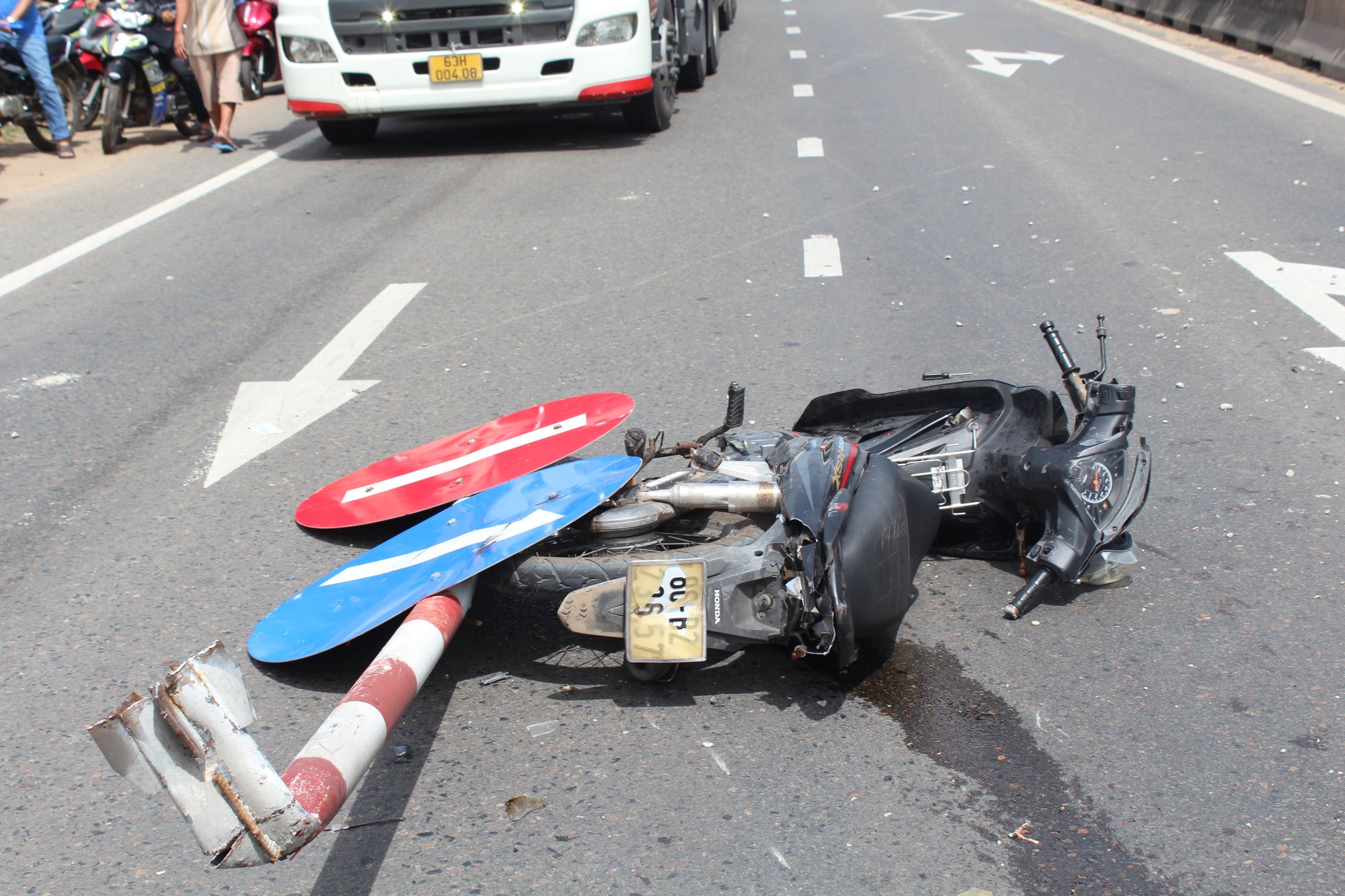 Bình Thuận Cây xà cừ ngã đè chết tài xế xe tải đang chạy trên đường