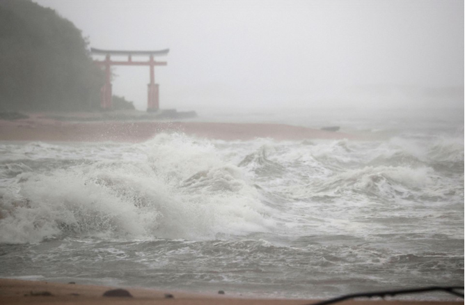 Siêu bão Nanmadol bắt đầu hành trình tàn phá Nhật Bản - Ảnh 1.