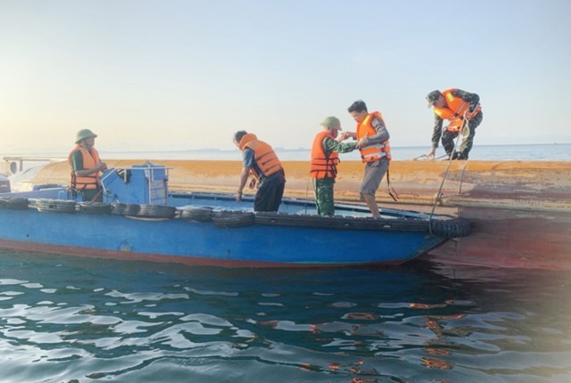 Tàu chở 1.000 tấn tro than bị chìm, con trai chủ tàu tử nạn - Ảnh 1.