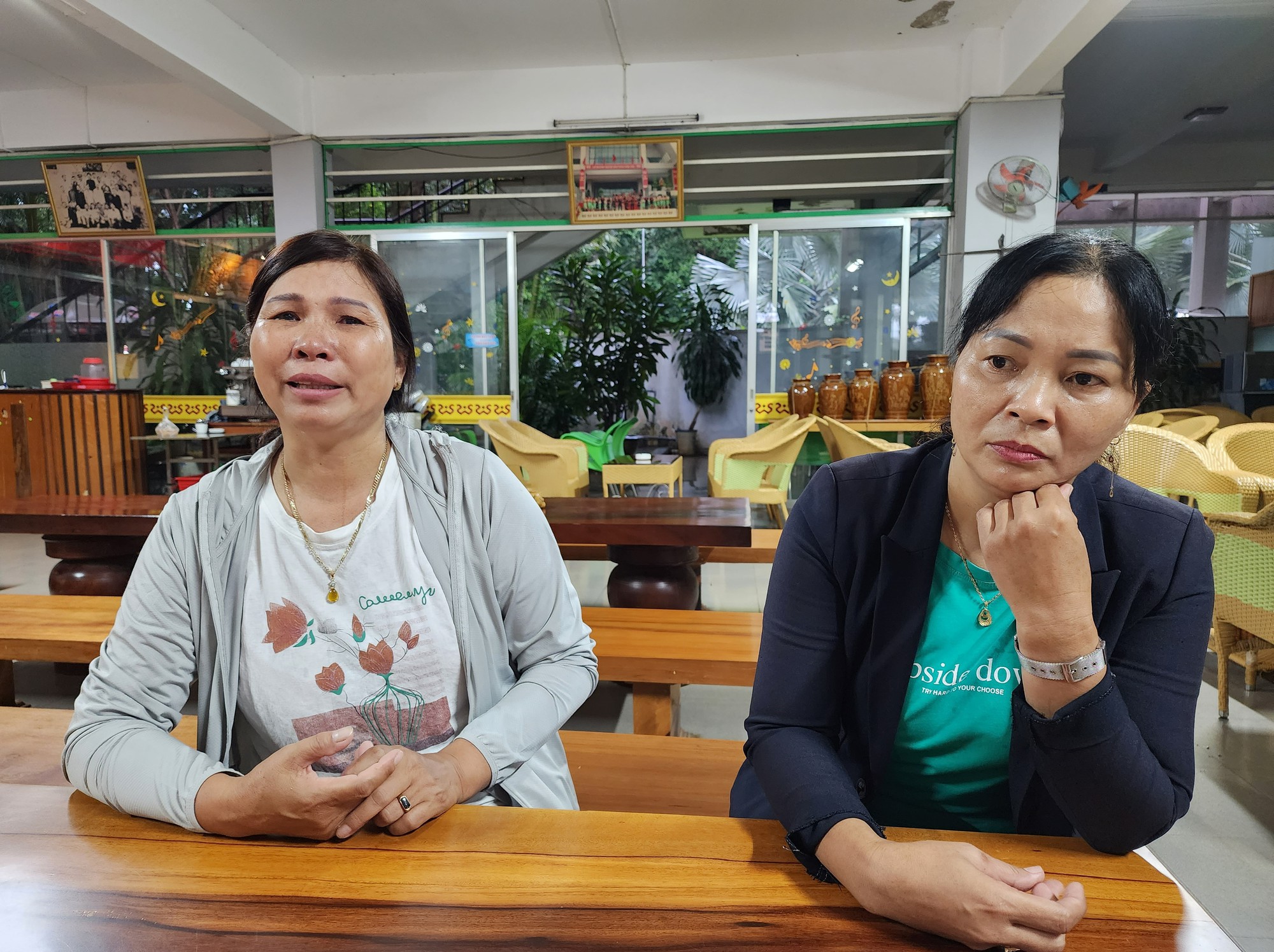 Bức ảnh 2 người mẹ khóc cạn nước mắt khi con bị bán sang Campuchia chắc chắn sẽ khiến ai cũng xót xa và thấu hiểu được sự đau đớn của họ. Hãy dành thời gian để ngắm nhìn bức ảnh đầy ý nghĩa này, hãy cùng cảm nhận và chia sẻ nỗi đau của họ.
