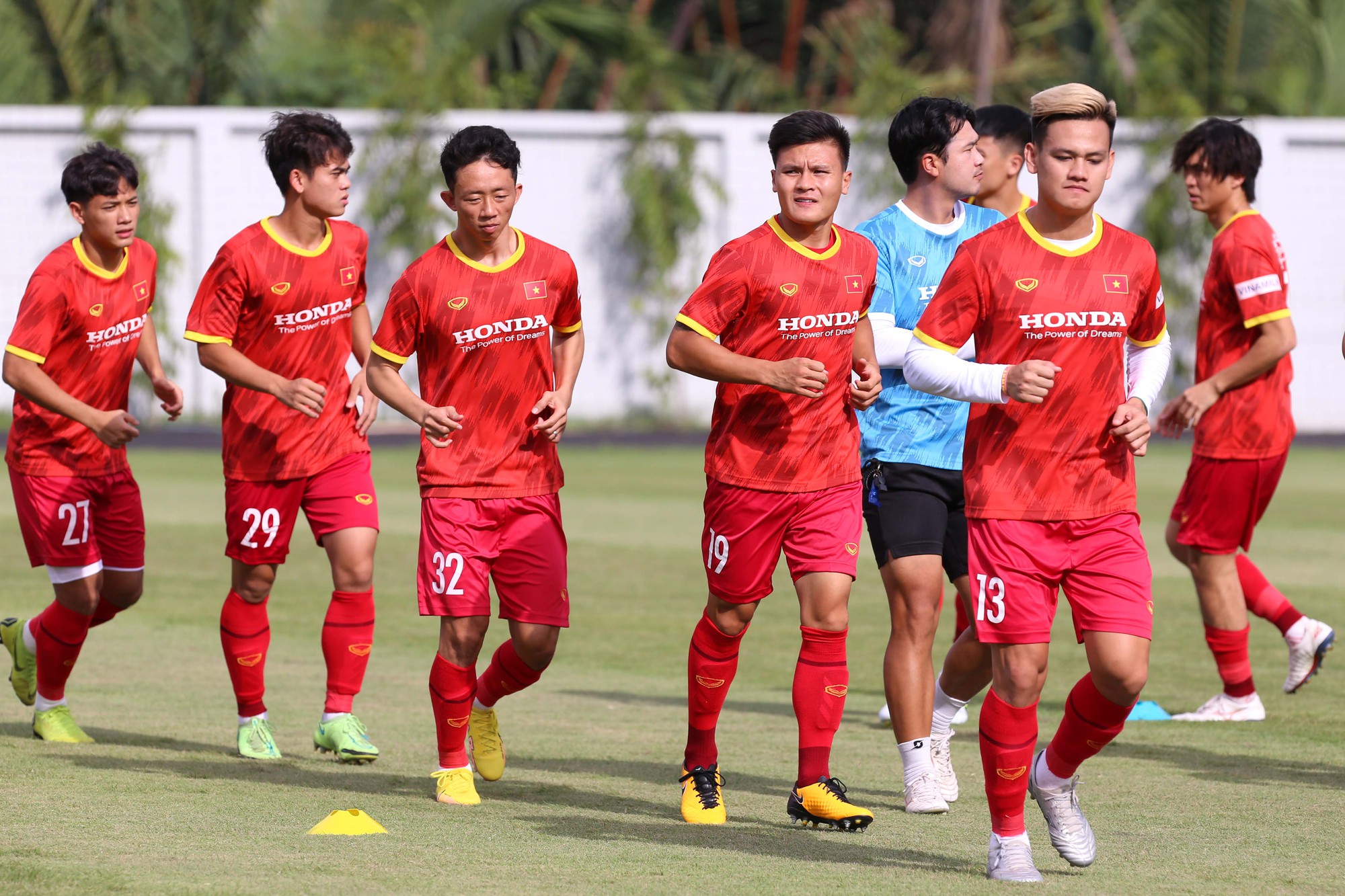 PHÓNG SỰ ẢNH: Buổi tập đầu tiên của Quang Hải sau khi trở về từ Pau FC - Ảnh 5.