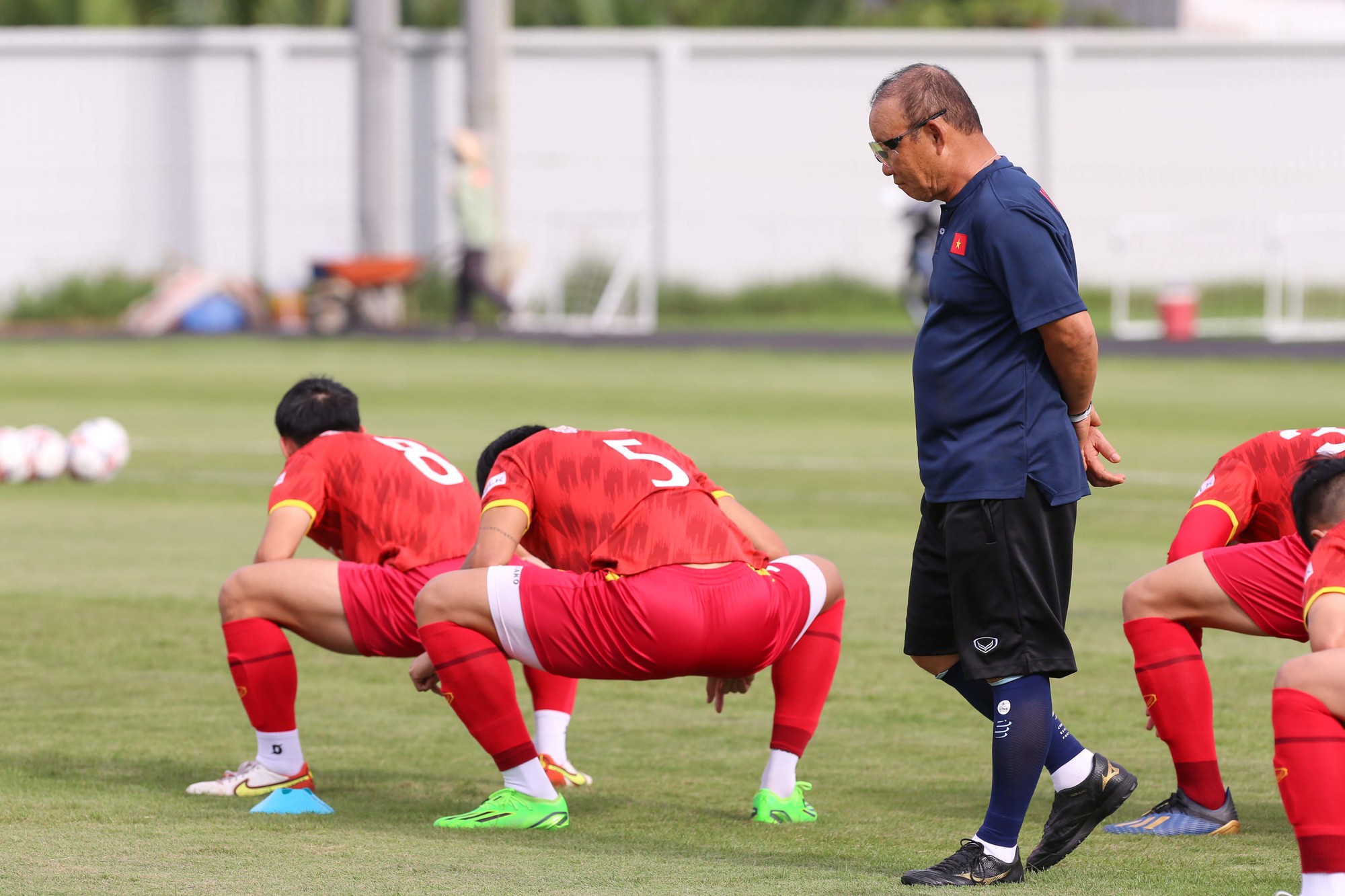 PHÓNG SỰ ẢNH: Buổi tập đầu tiên của Quang Hải sau khi trở về từ Pau FC - Ảnh 7.