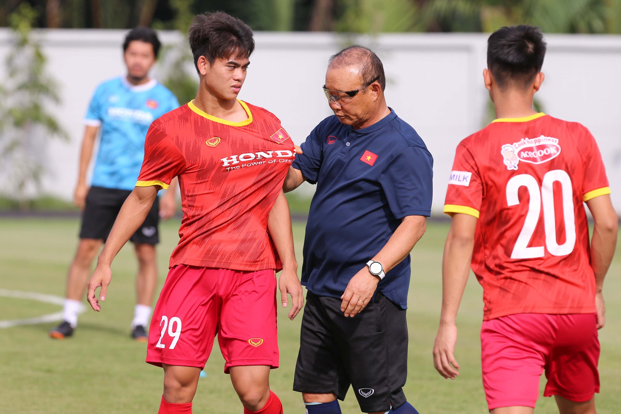 PHÓNG SỰ ẢNH: Buổi tập đầu tiên của Quang Hải sau khi trở về từ Pau FC - Ảnh 8.
