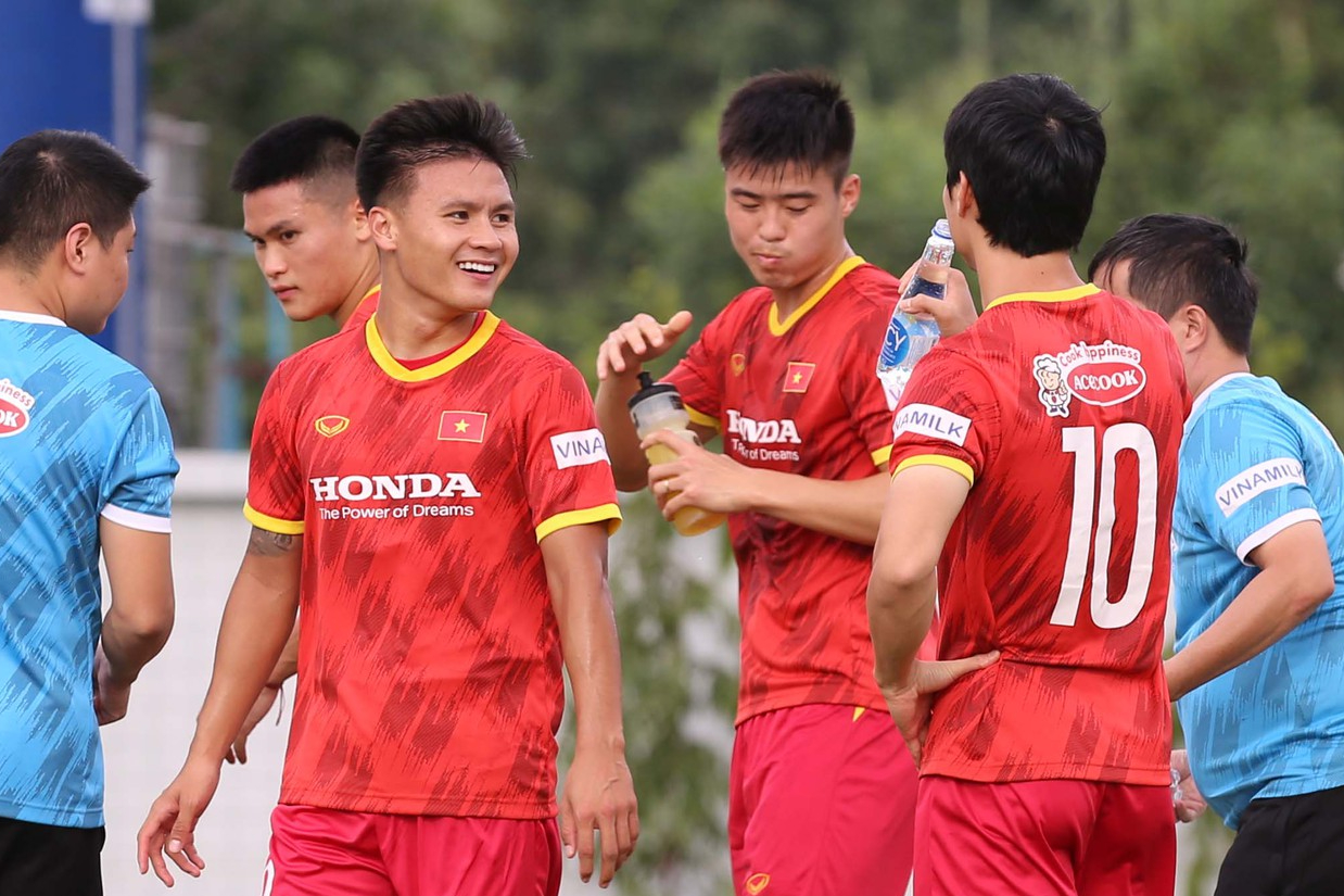 PHÓNG SỰ ẢNH: Buổi tập đầu tiên của Quang Hải sau khi trở về từ Pau FC - Ảnh 4.