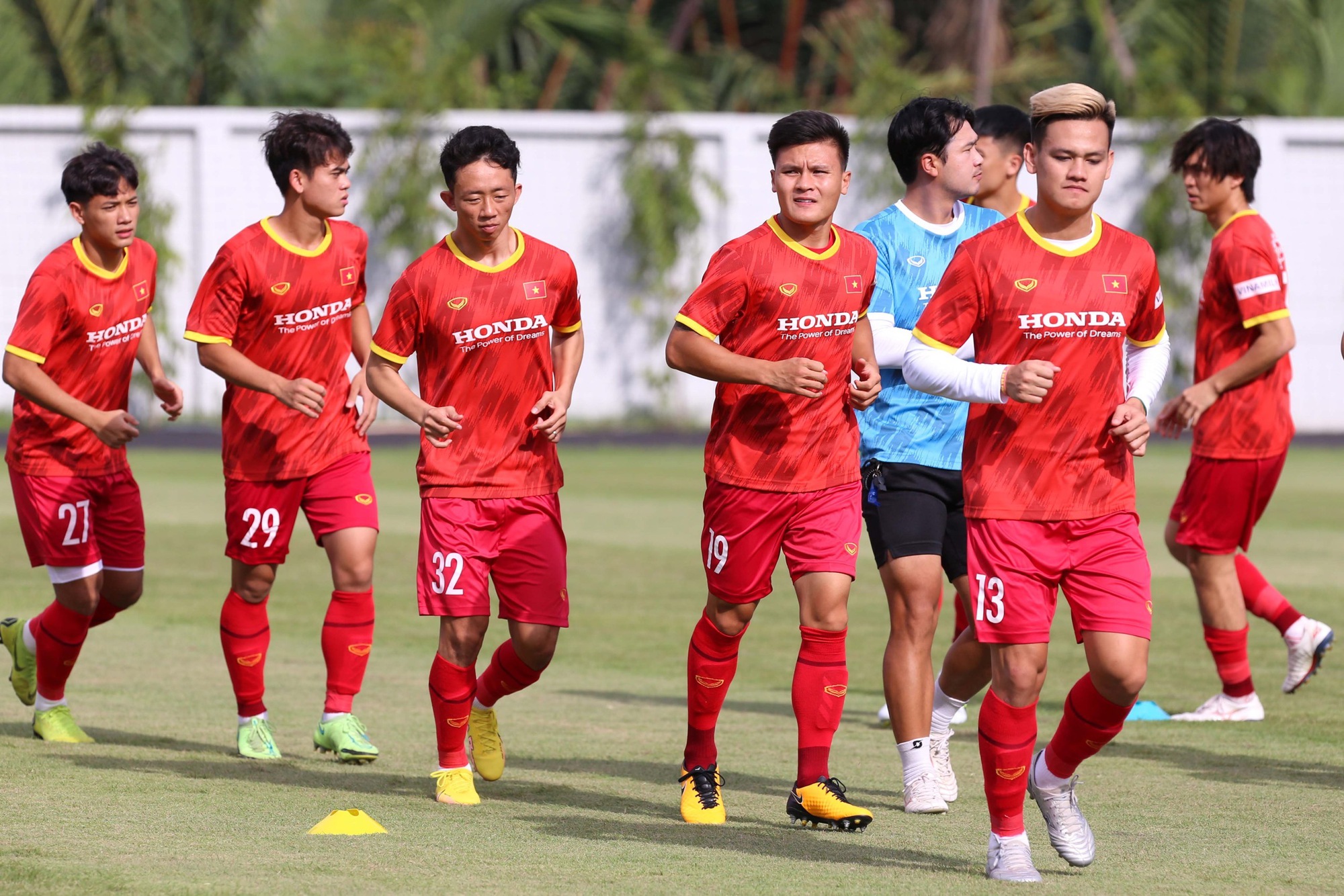 Quang Hải, Khuất Văn Khang hào hứng hội quân tuyển Việt Nam - Ảnh 1. Quang Hải, Khuất Văn Khang hào hứng hội quân tuyển Việt Nam - Ảnh 1.