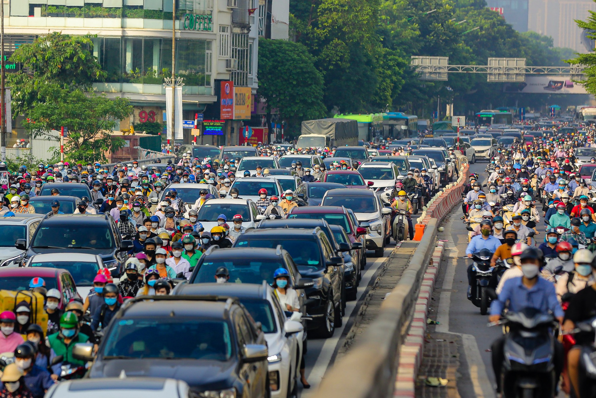 Vã mồ hôi qua đường Nguyễn Trãi sau 1 tháng thí điểm tách làn ôtô, xe máy - Ảnh 9.