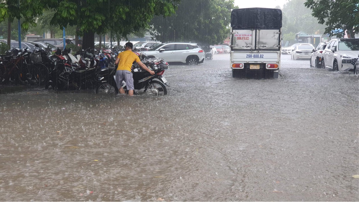 Nhiều tuyến phố ngập sâu, xế hộp bị cây bật gốc đè trúng trong cơn mưa lớn - Ảnh 11.