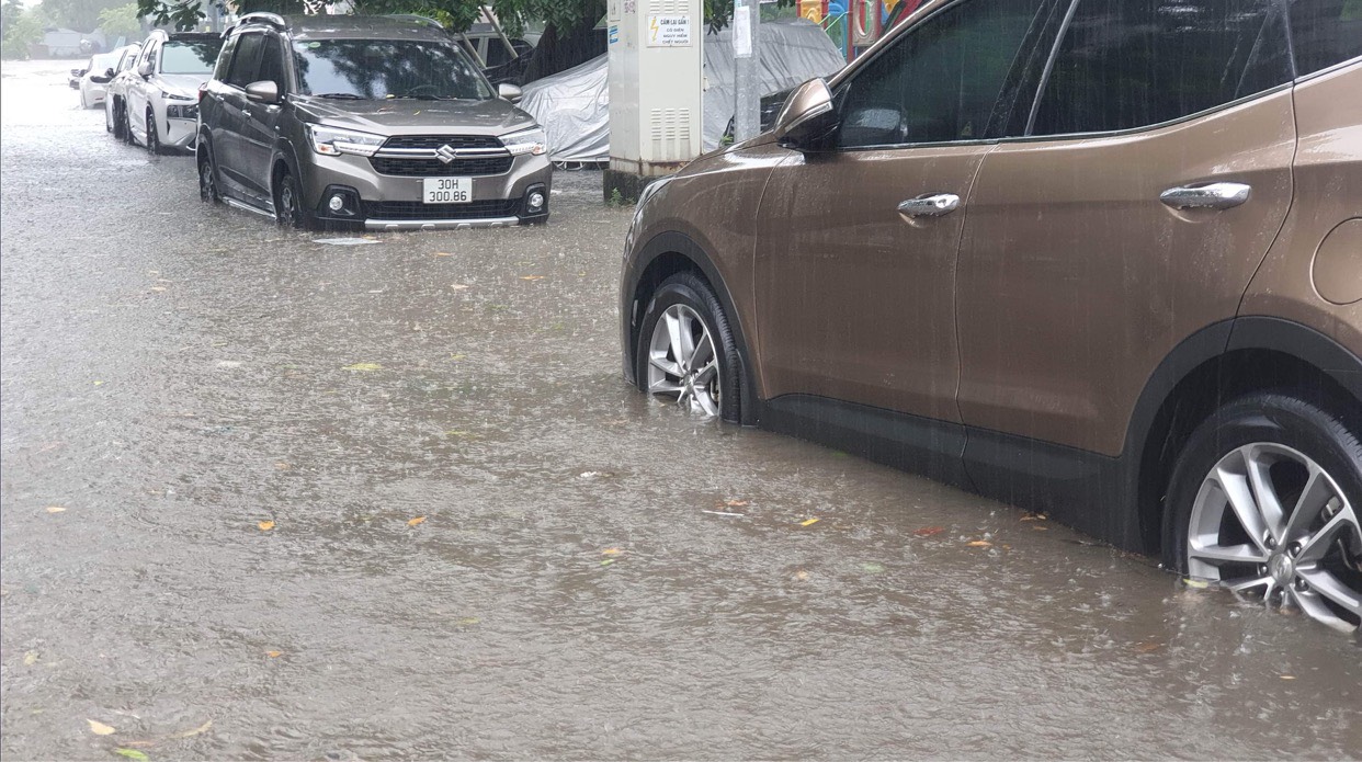 Nhiều tuyến phố ngập sâu, xế hộp bị cây bật gốc đè trúng trong cơn mưa lớn - Ảnh 8.