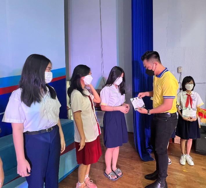 PNJ trao học bổng trị giá hơn 100 triệu đồng cho học sinh, sinh viên nghèo hiếu học - Ảnh 2.
