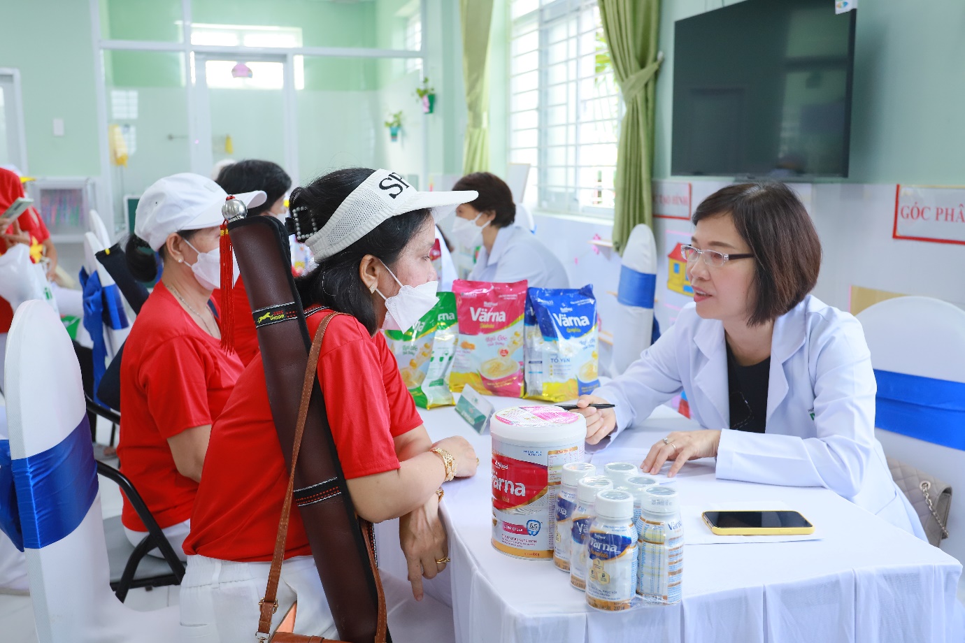 Värna cùng người cao tuổi lan tỏa ý thức bảo vệ môi trường - Ảnh 2. Värna cùng người cao tuổi lan tỏa ý thức bảo vệ môi trường - Ảnh 2.