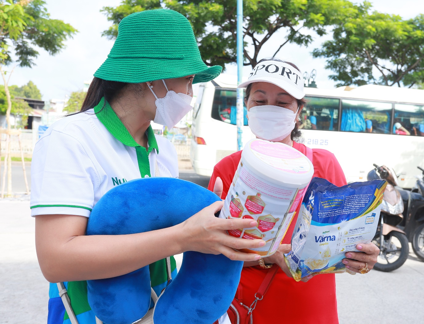 Värna cùng người cao tuổi lan tỏa ý thức bảo vệ môi trường - Ảnh 3. Värna cùng người cao tuổi lan tỏa ý thức bảo vệ môi trường - Ảnh 3.