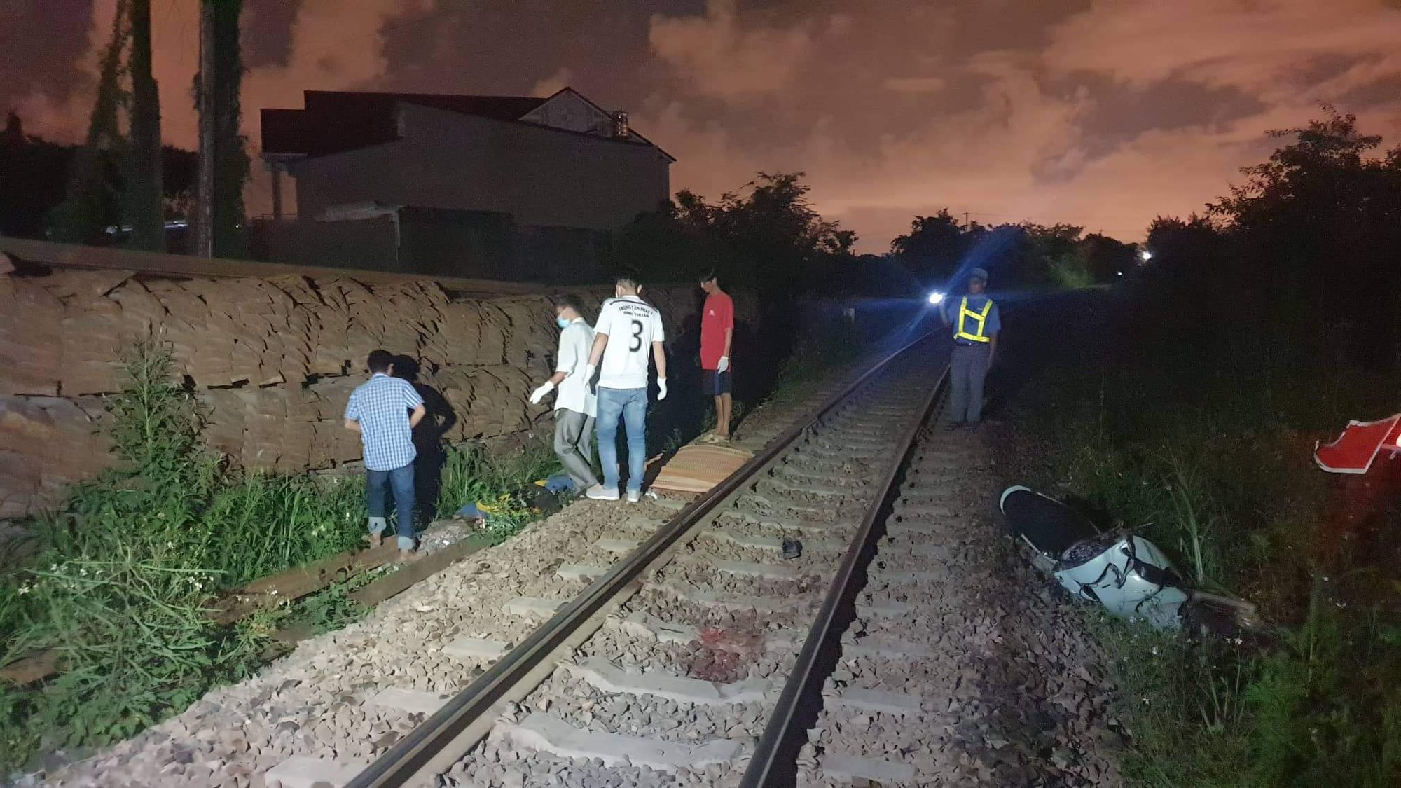Cố vượt đường sắt khi rào chắn đã hạ, người đàn ông tử vong thương tâm - Ảnh 1. Cố vượt đường sắt khi rào chắn đã hạ, người đàn ông tử vong thương tâm - Ảnh 1.