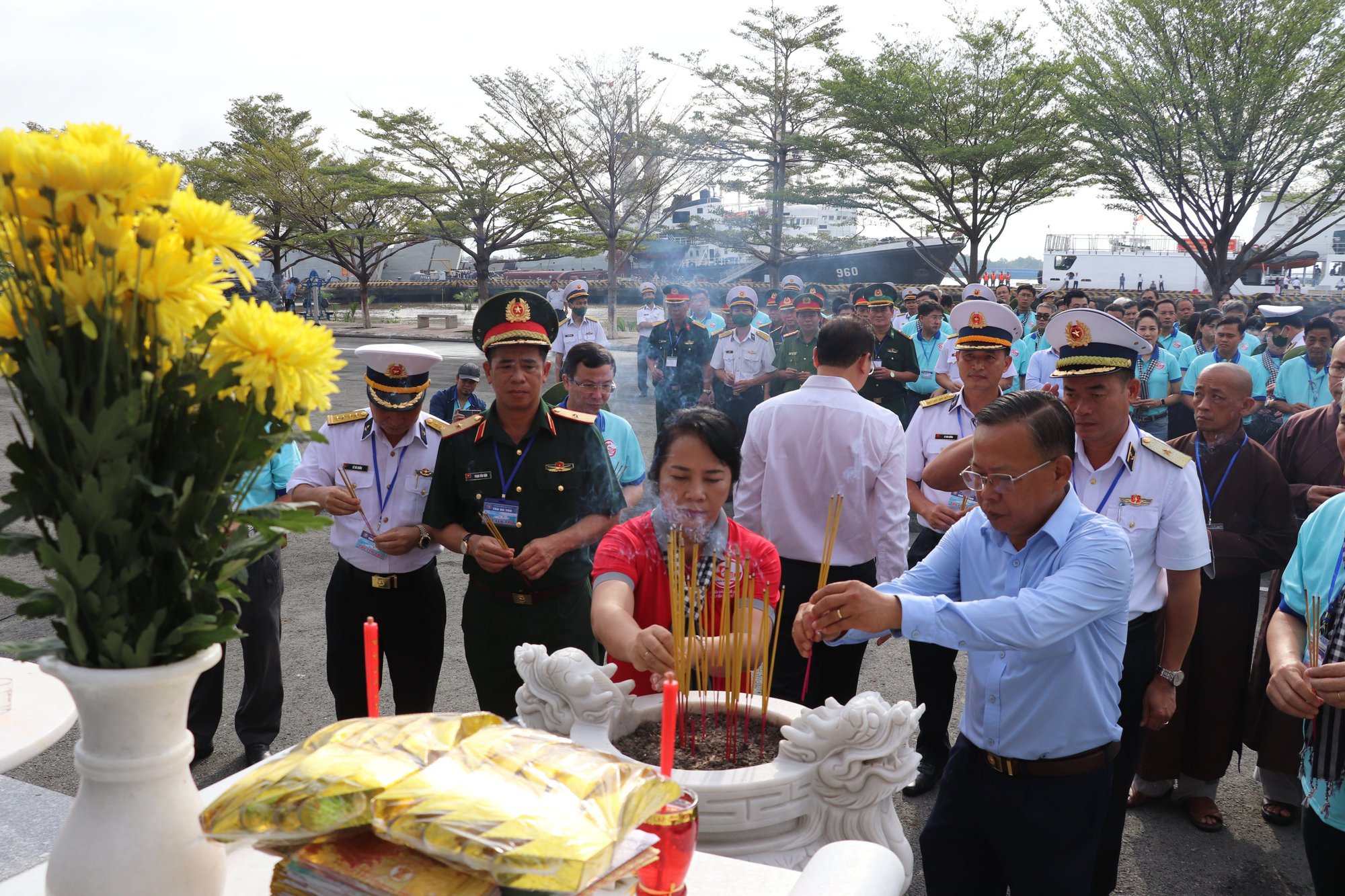 Đoàn đại biểu TP HCM thăm cán bộ, chiến sĩ và nhân dân trên các đảo vùng biển Tây Nam - Ảnh 2.