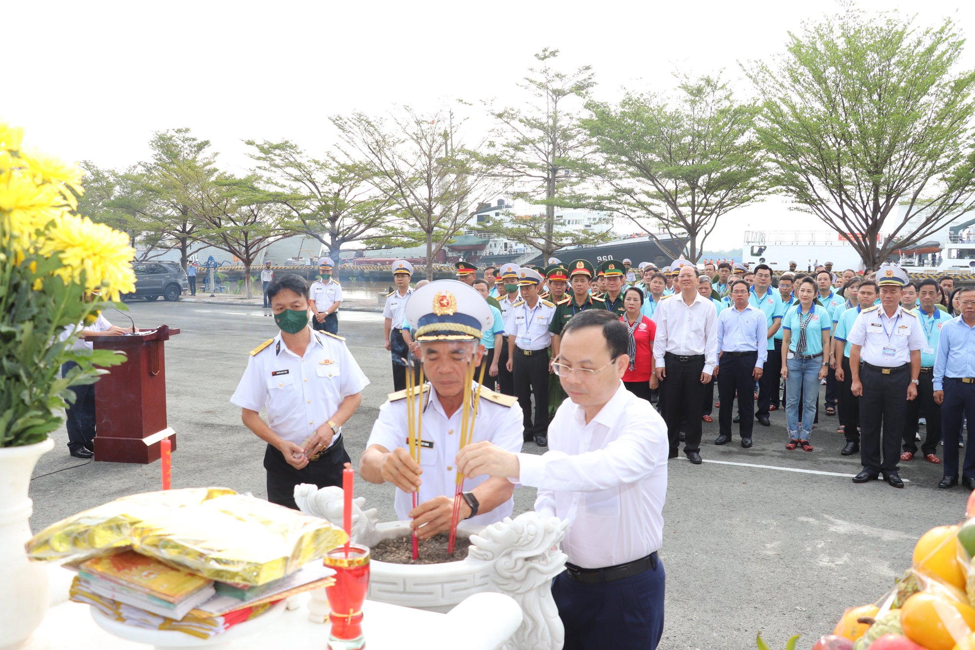 Đoàn đại biểu TP HCM thăm cán bộ, chiến sĩ và nhân dân trên các đảo vùng biển Tây Nam - Ảnh 1.