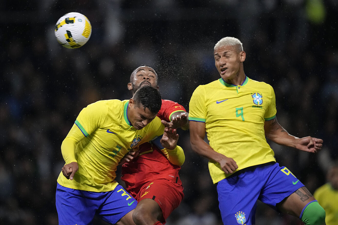 Son Heung-min lập siêu phẩm cứu Hàn Quốc, Richarlison bùng nổ với Brazil - Ảnh 9.