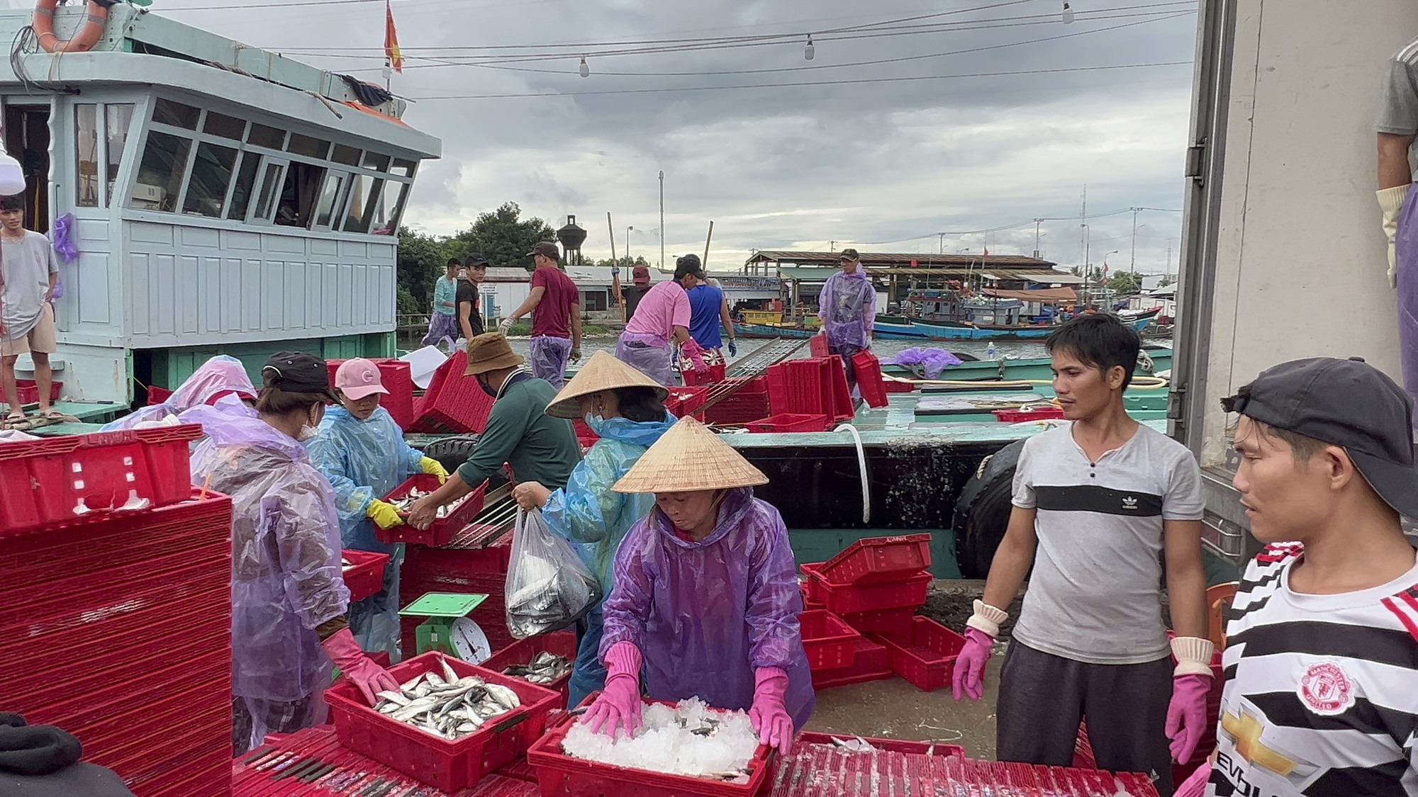 Quảng Nam, Đà Nẵng, Thừa Thiên - Huế... hối hả ứng phó bão Noru - Ảnh 4.