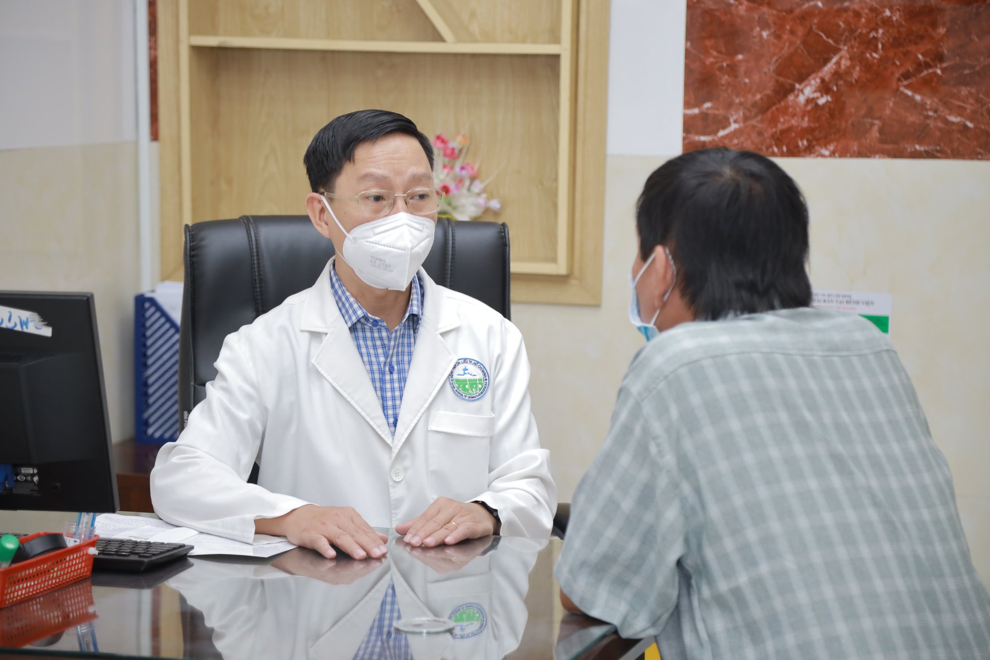 Nhiều bệnh nhân tự hủy hoại thân thể vì có con gì bò trên da mình - Ảnh 1. Nhiều bệnh nhân tự hủy hoại thân thể vì có con gì bò trên da mình - Ảnh 1.