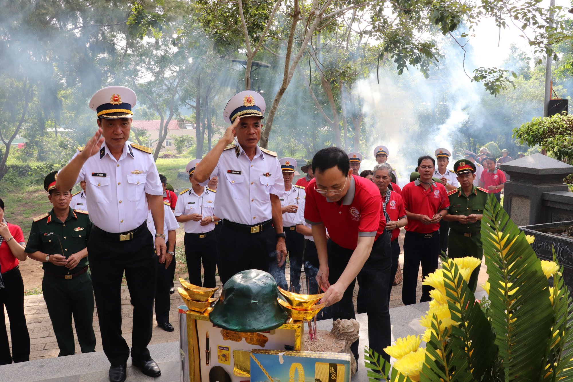 Đoàn đại biểu TP HCM thăm, tặng quà cán bộ, chiến sĩ và nhân dân Côn Đảo - Ảnh 2.