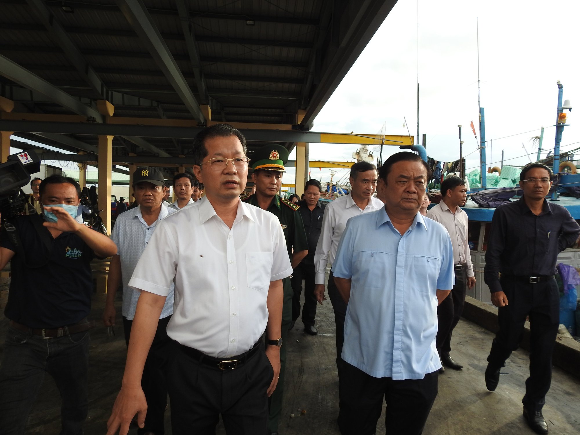 Bộ trưởng Lê Minh Hoan chỉ đạo sơ tán dân tránh bão Noru ở Đà Nẵng - Ảnh 1.