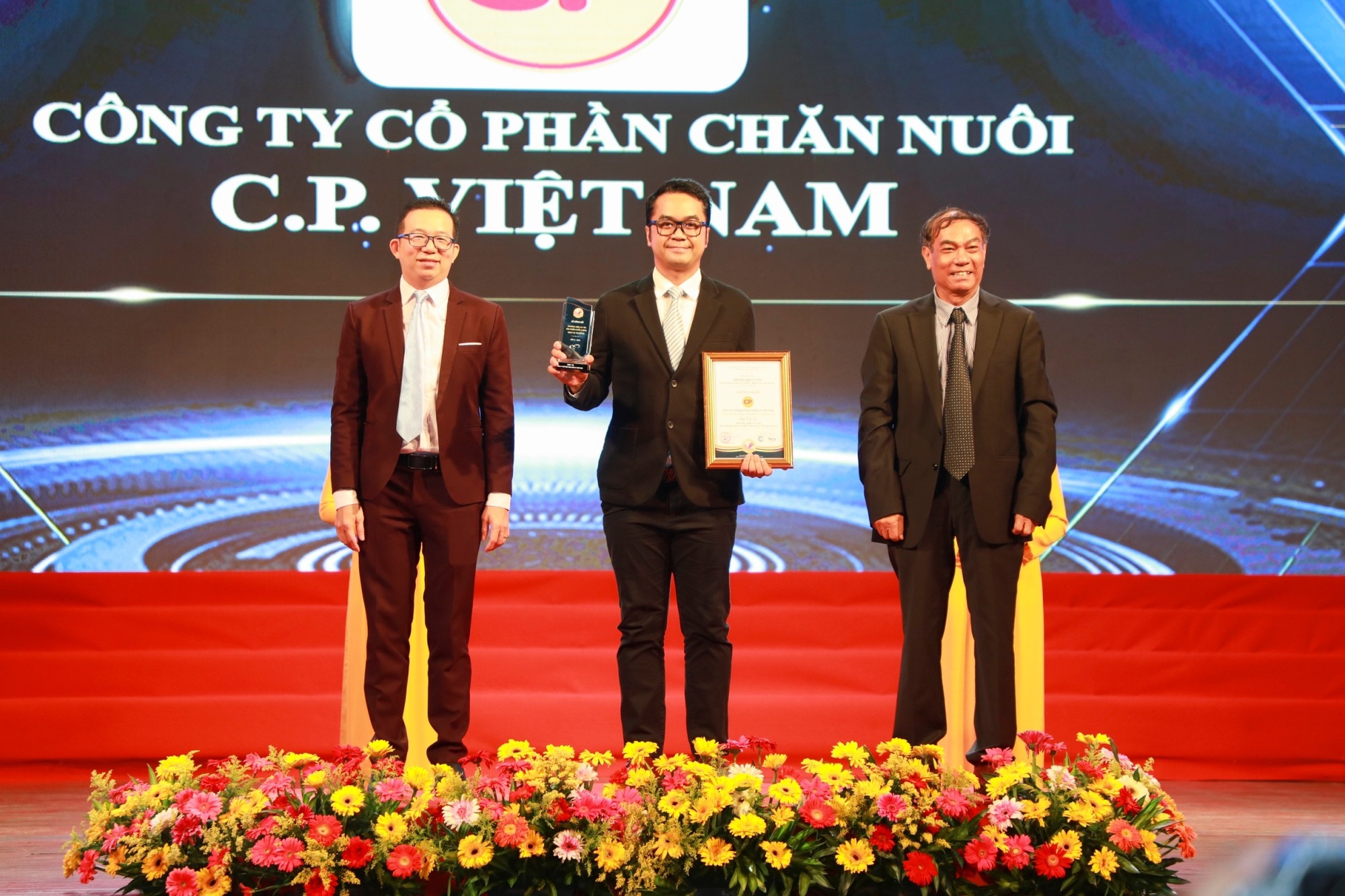 C.P. Việt Nam đạt giải thưởng “Thương hiệu uy tín - Sản phẩm chất lượng - Dịch vụ tin dùng” - Ảnh 1.