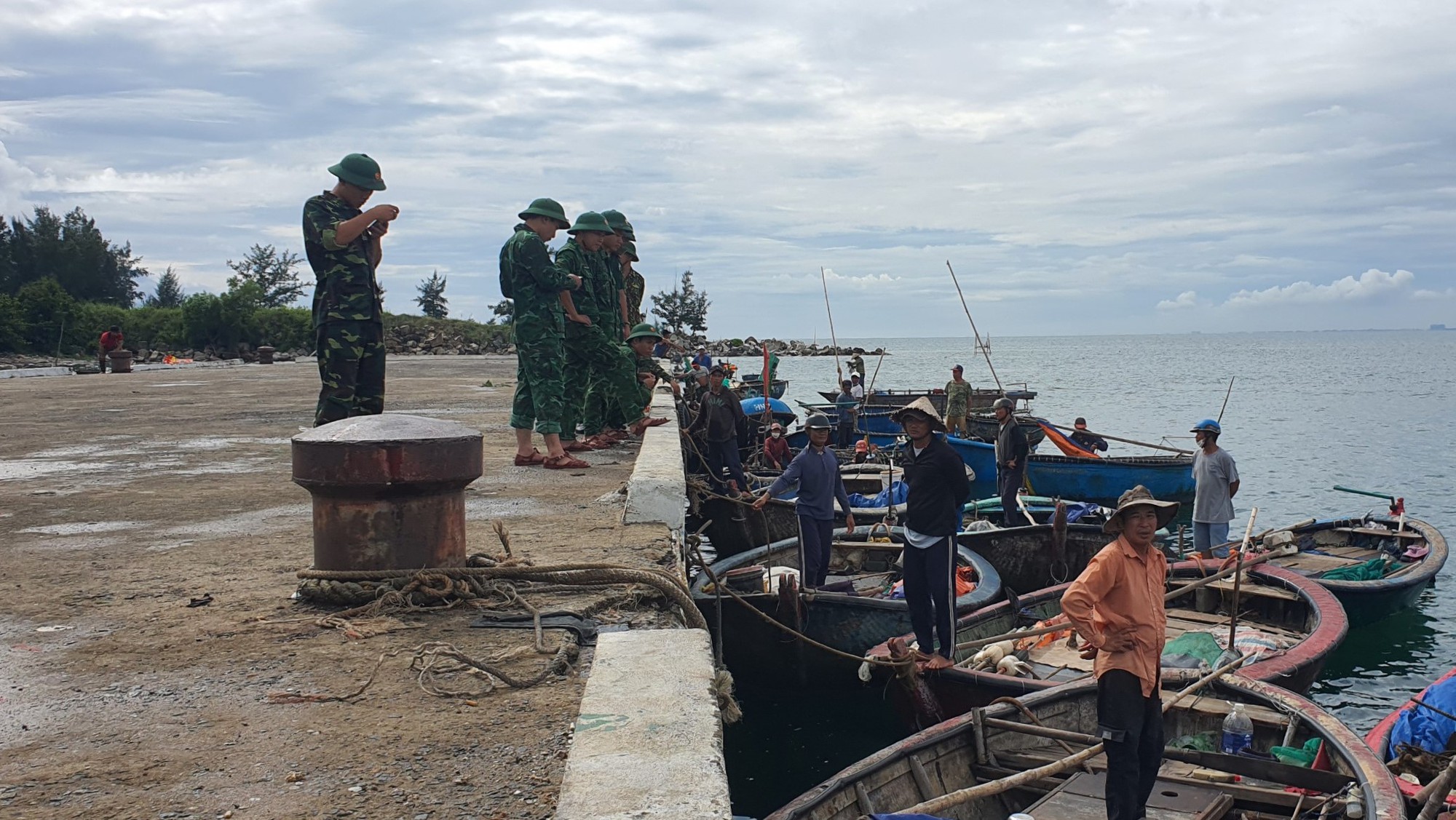 Siêu bão Noru: Đà Nẵng chạy đua trong đêm chuẩn bị ứng phó  - Ảnh 13.