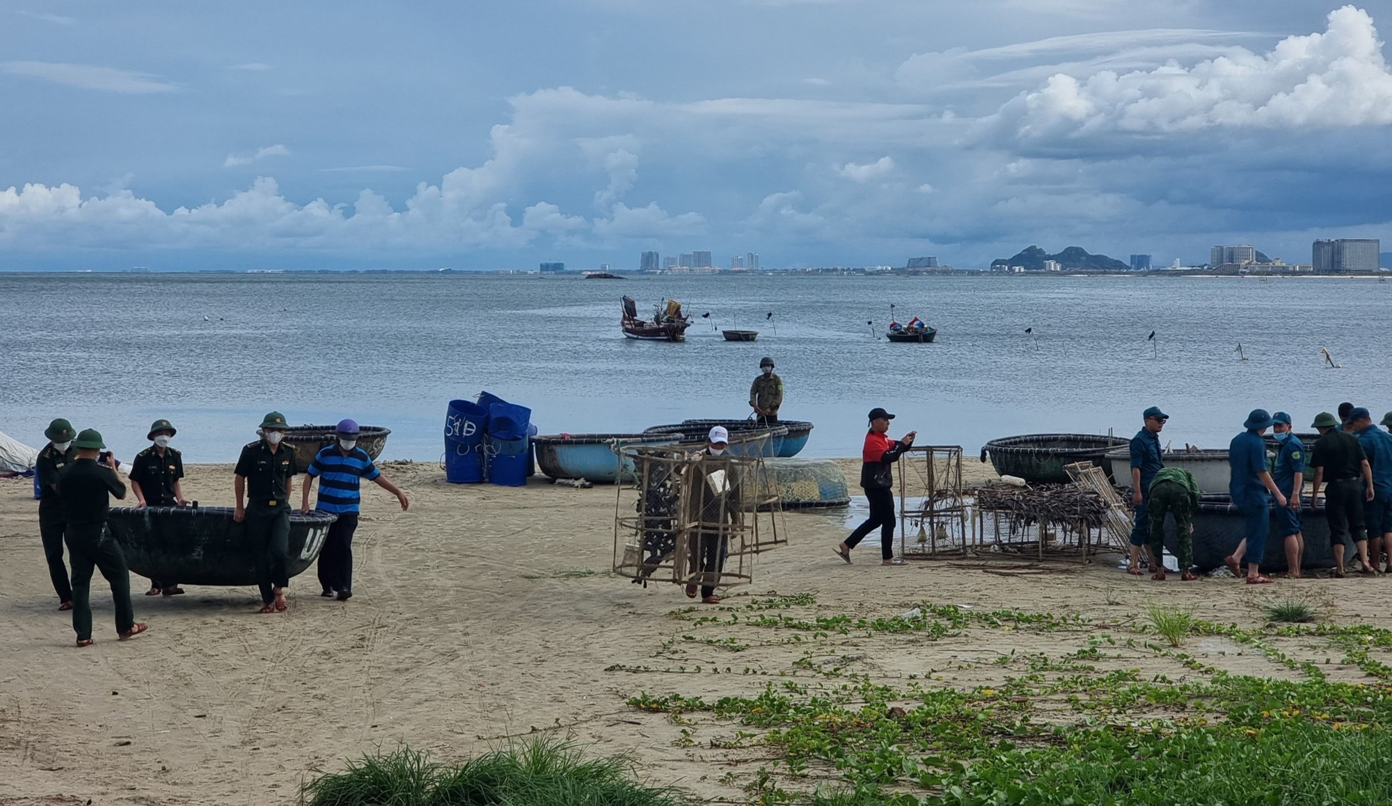 Siêu bão Noru: Đà Nẵng chạy đua trong đêm chuẩn bị ứng phó  - Ảnh 9.