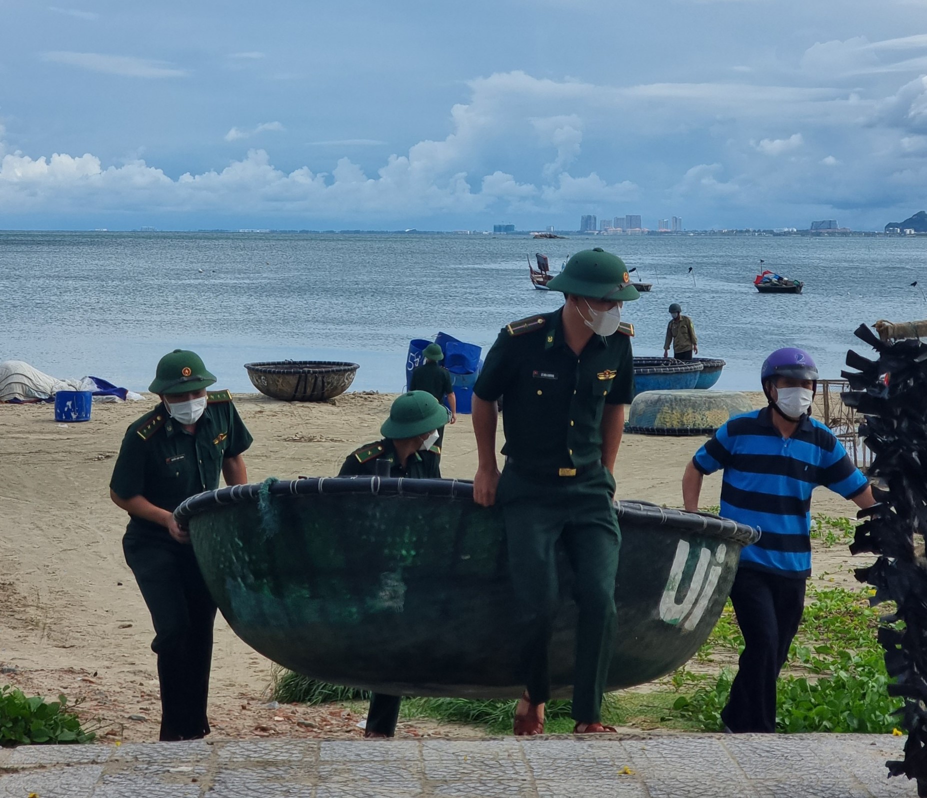 Siêu bão Noru: Đà Nẵng chạy đua trong đêm chuẩn bị ứng phó  - Ảnh 10.