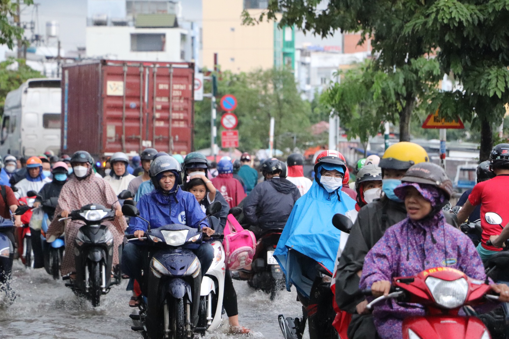 TP HCM: Triều cường dâng cao, đường Trần Xuân Soạn chìm sâu trong nước - Ảnh 9.