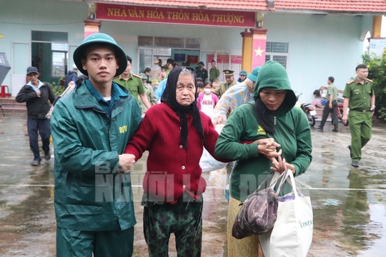 Miền Trung: Bắt đầu đưa dân đi sơ tán tránh bão Noru và áp dụng khung giờ giới nghiêm - Ảnh 12.