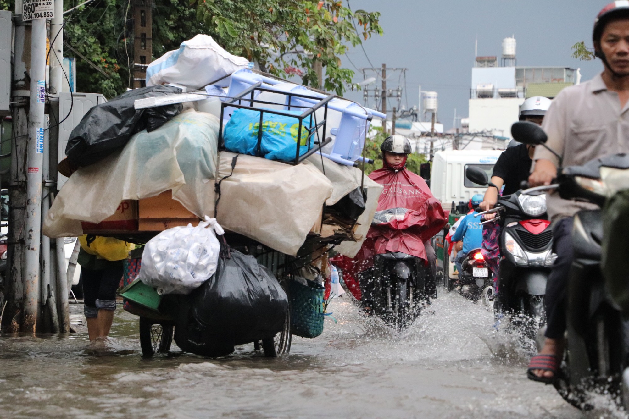 TP HCM: Triều cường dâng cao, đường Trần Xuân Soạn chìm sâu trong nước - Ảnh 8.