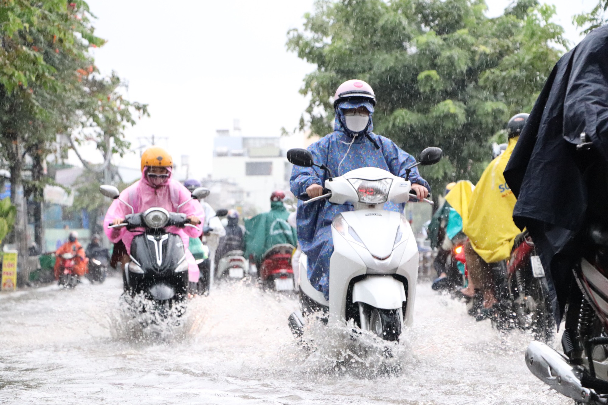 TP HCM: Triều cường dâng cao, đường Trần Xuân Soạn chìm sâu trong nước - Ảnh 7.