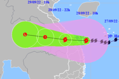 Tâm bão số 4 giật cấp 14 chỉ còn cách Quảng Nam 53 km - Ảnh 1.