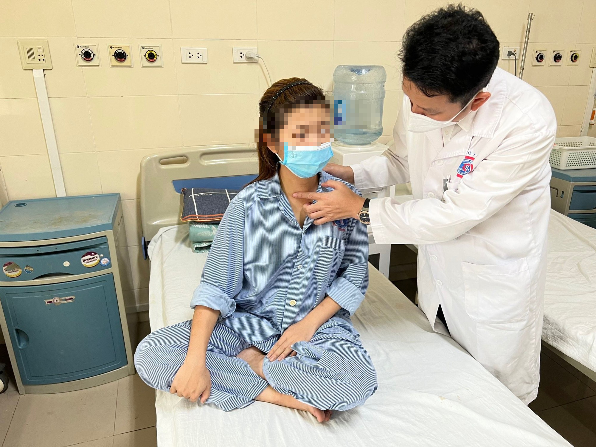 Lần đầu tiên cắt u tuyến giáp qua tiền đình miệng bằng robot - Ảnh 1. Lần đầu tiên cắt u tuyến giáp qua tiền đình miệng bằng robot - Ảnh 1.