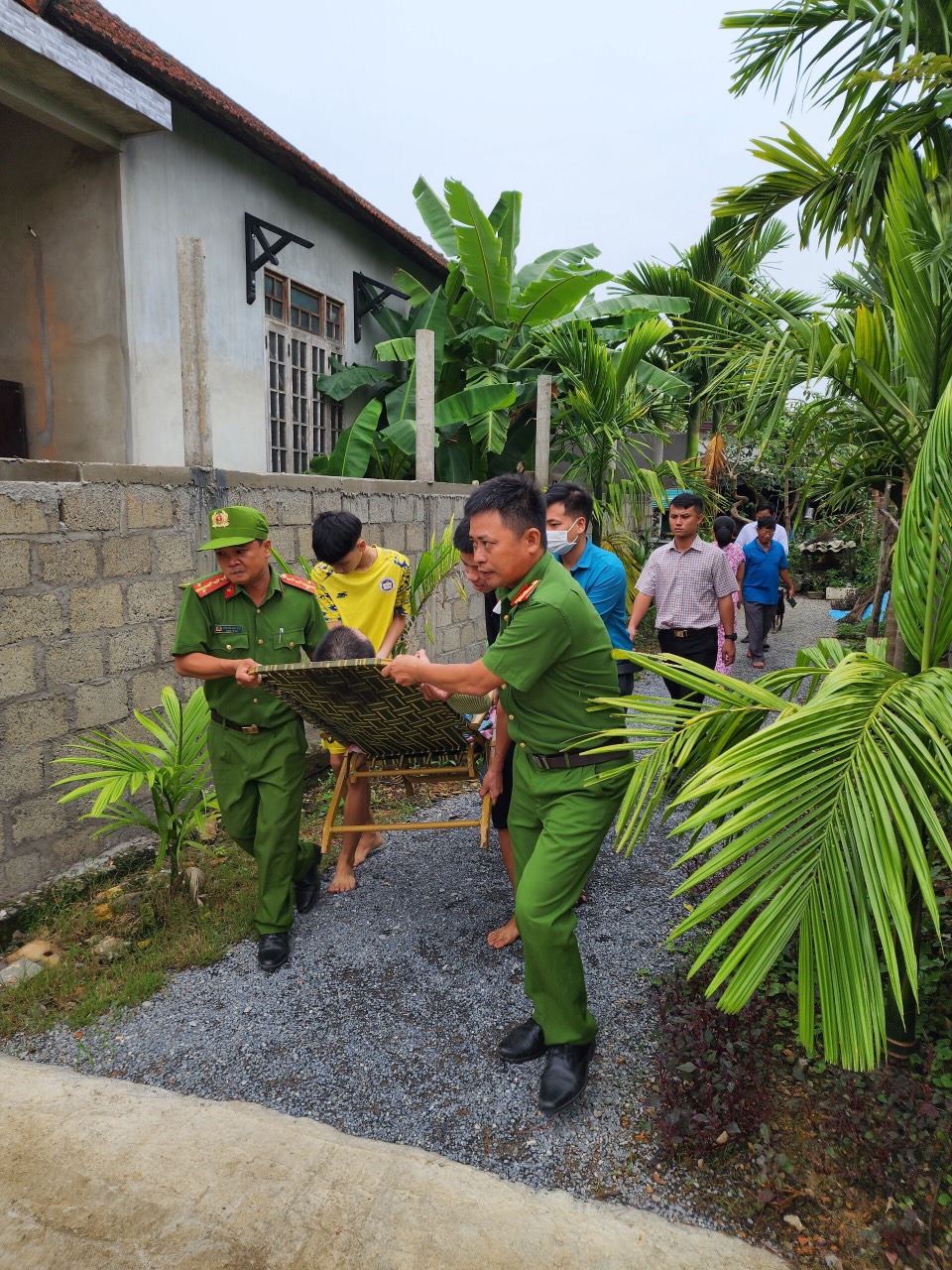 Miền Trung: Bắt đầu đưa dân đi sơ tán tránh bão Noru và áp dụng khung giờ giới nghiêm - Ảnh 4.