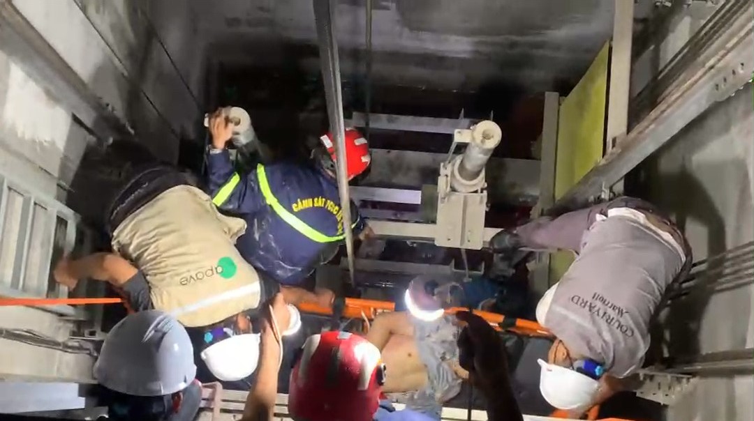 Đà Nẵng: Giải cứu nam công nhân bị mắc kẹt dưới hầm sâu  - Ảnh 1.