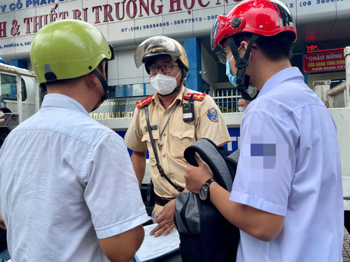 HỌC SINH ĐI XE MÁY TIỀM ẨN RỦI RO (*): Phải bắt đầu từ chế tài, phối hợp - Ảnh 1.