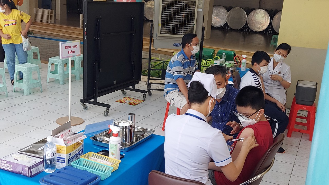 TP HCM: Đi từng ngõ, gõ từng nhà thuyết phục người dân tiêm vắc-xin Covid-19 - Ảnh 1. TP HCM: Đi từng ngõ, gõ từng nhà thuyết phục người dân tiêm vắc-xin Covid-19 - Ảnh 1.