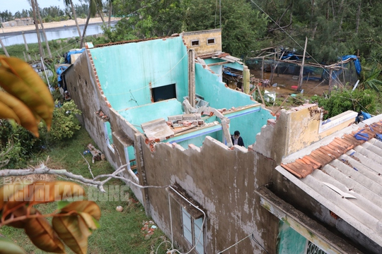 Xót xa gia cảnh người phụ nữ ở Quảng Nam bị sập nhà do bão số 4 - Ảnh 10.
