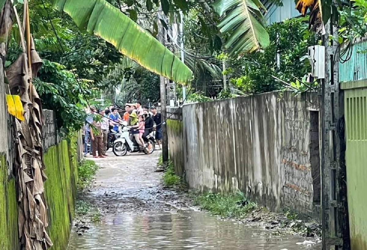 Kéo xe tang tiễn người chết trở về, 2 người bị điện giật tử vong - Ảnh 1. Kéo xe tang tiễn người chết trở về, 2 người bị điện giật tử vong - Ảnh 1.