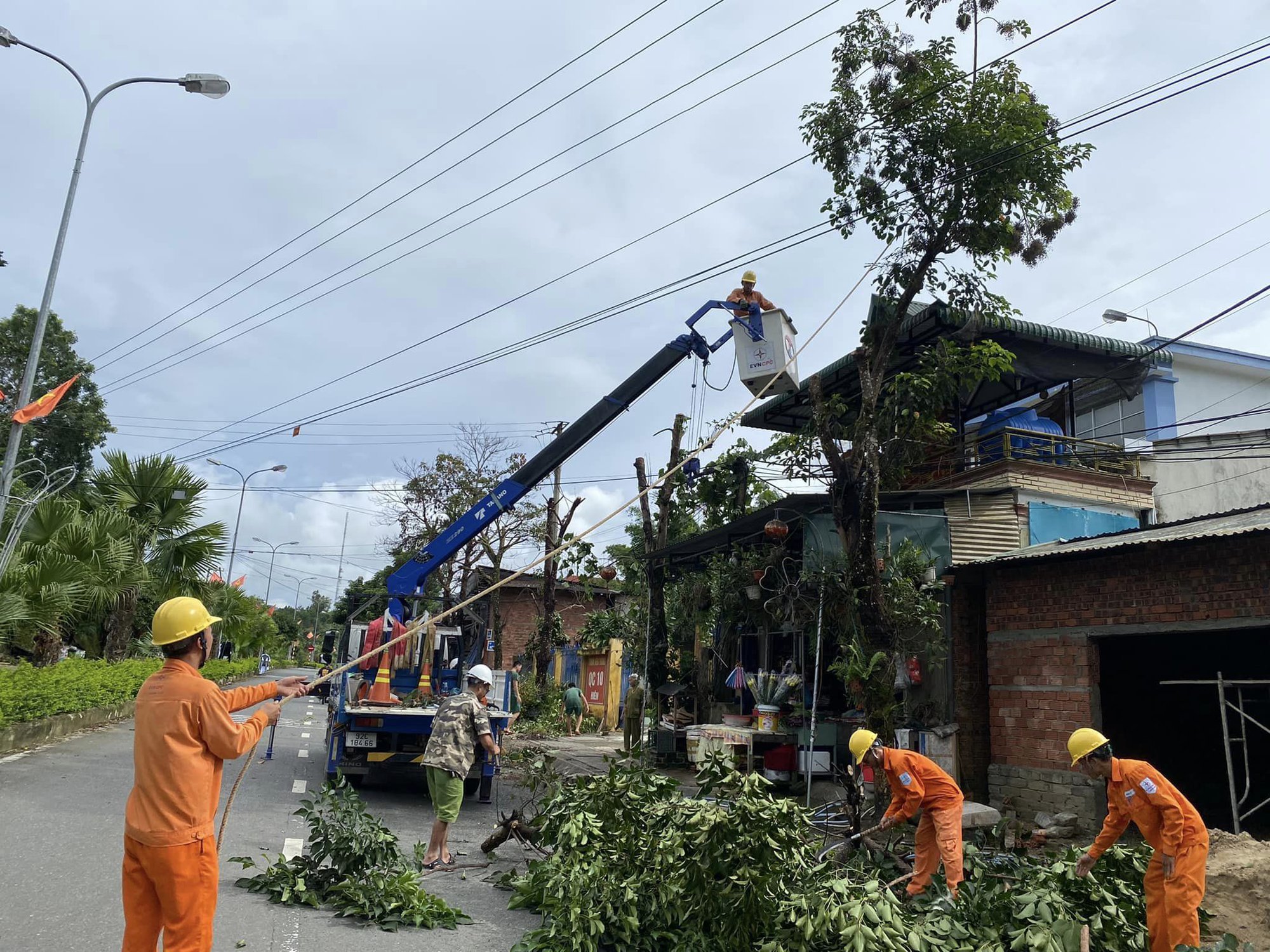 EVNCPC đã khôi phục cấp điện hơn 80% khách hàng bị mất điện do ảnh hưởng bão Noru - Ảnh 3.