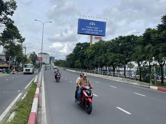 LƯU Ý: TP HCM đã cấm tất cả phương tiện qua cầu vượt Nguyễn Hữu Cảnh - Ảnh 3.