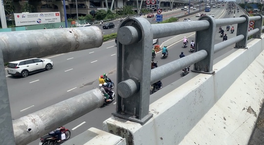 LƯU Ý: TP HCM đã cấm tất cả phương tiện qua cầu vượt Nguyễn Hữu Cảnh - Ảnh 2.