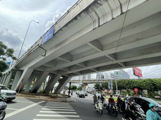 LƯU Ý: TP HCM đã cấm tất cả phương tiện qua cầu vượt Nguyễn Hữu Cảnh - Ảnh 1.